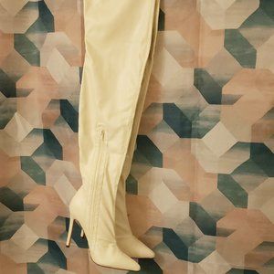 LADIES BOOT - SIZE 11   WHITE